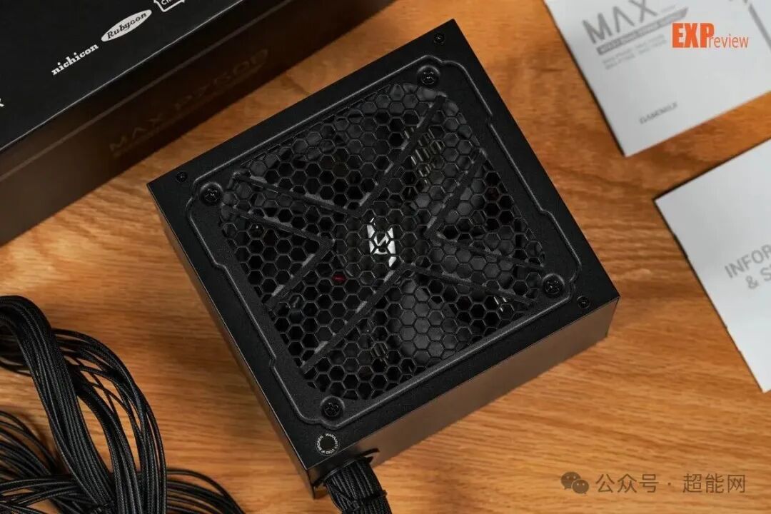 GAMEMAX MAX P750B 电源与配件合照