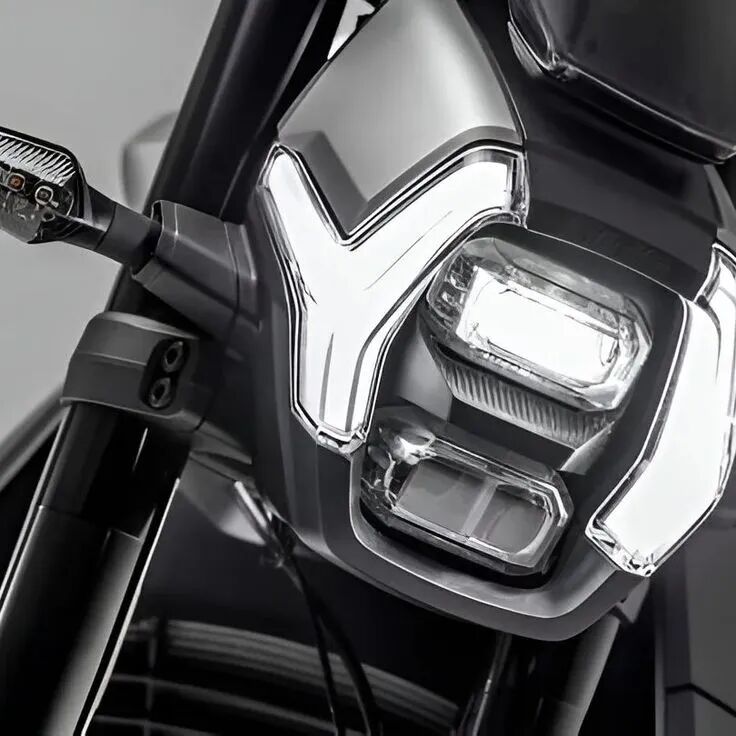 摩托车前大灯造型锐利特写
