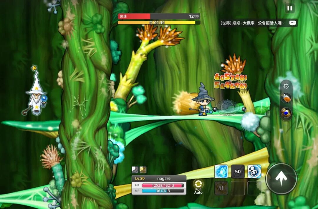 游戏角色在森林中攻击敌人的场景