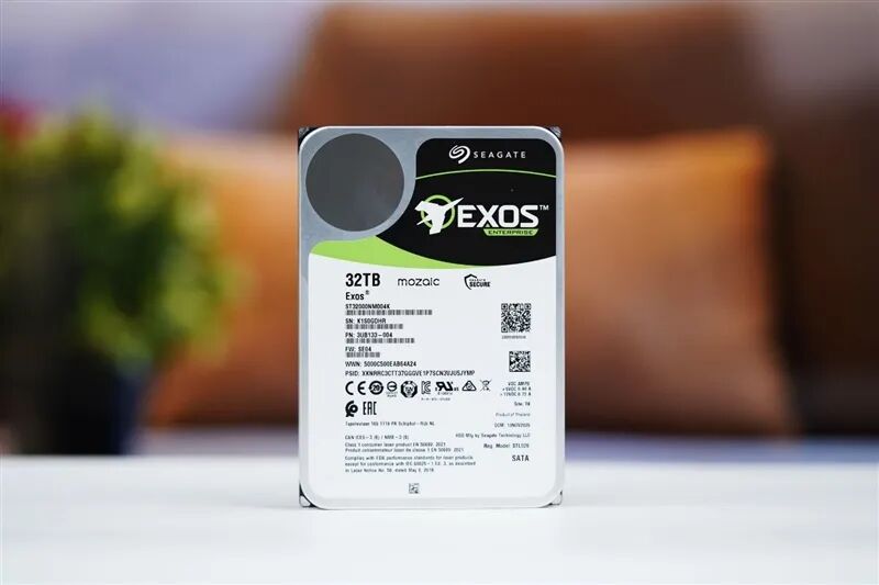 希捷银河Exos 32TB硬盘正面特写