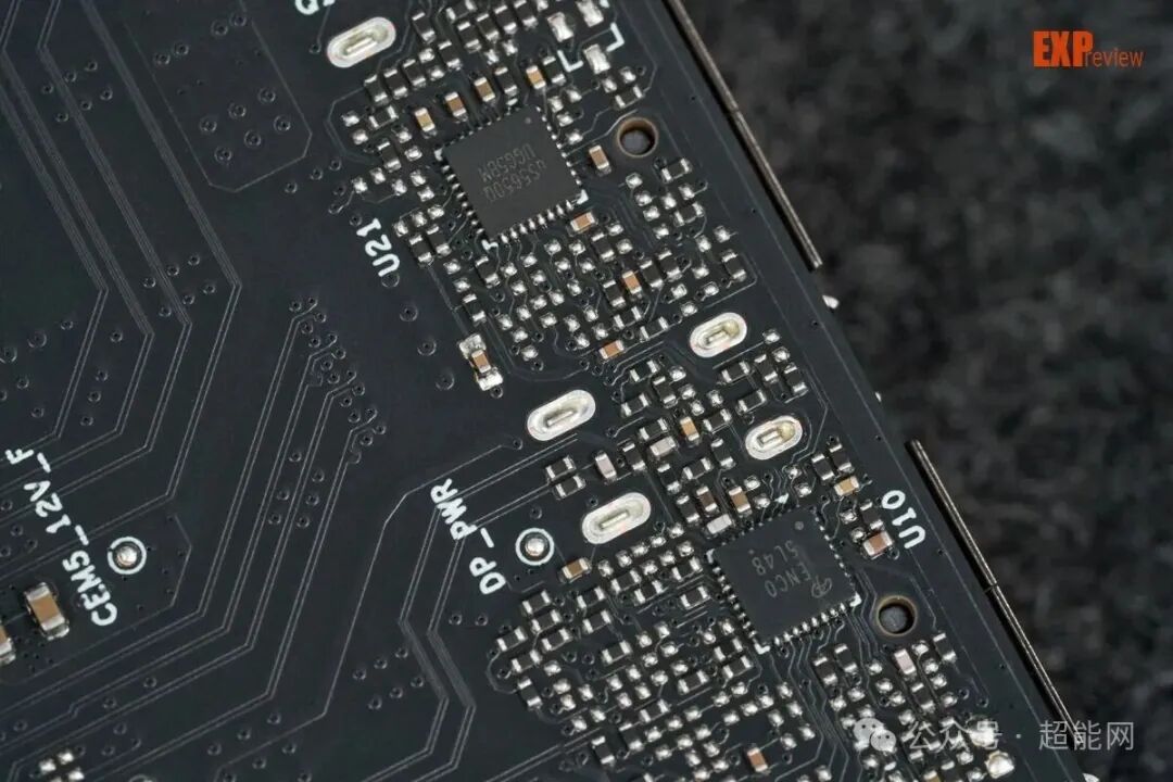 显卡PCB背面供电芯片特写