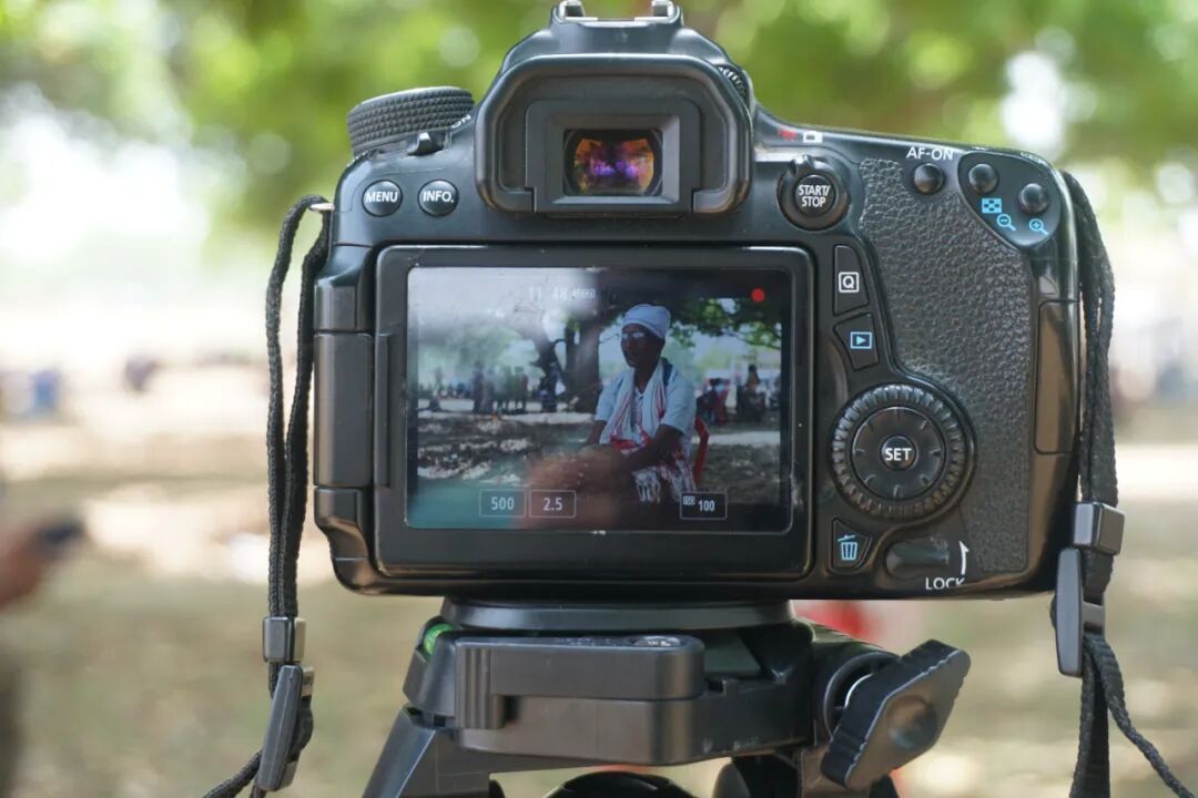 专业单反相机正在拍摄人像