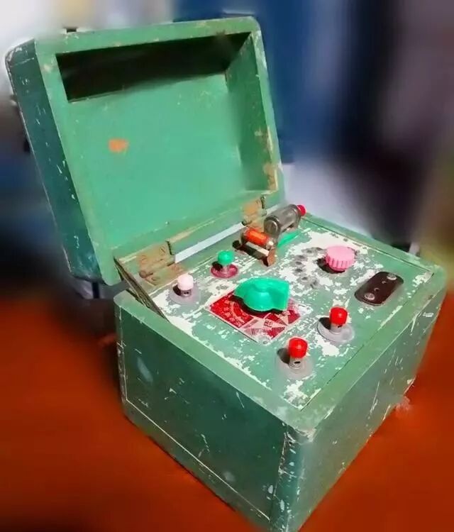 老式绿色双矿石收音机外观
