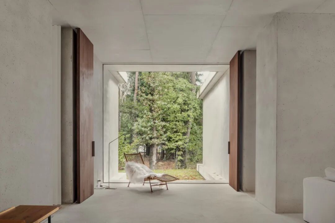 House J极简主义室内与落地门