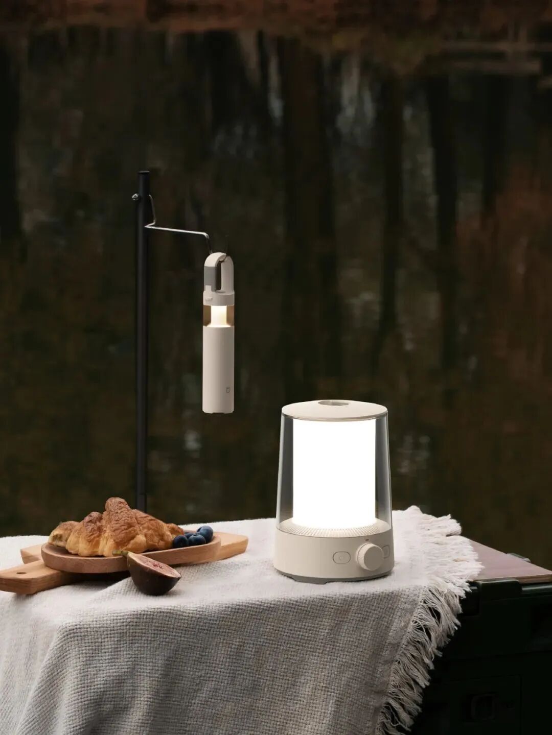 户外早餐与便携灯