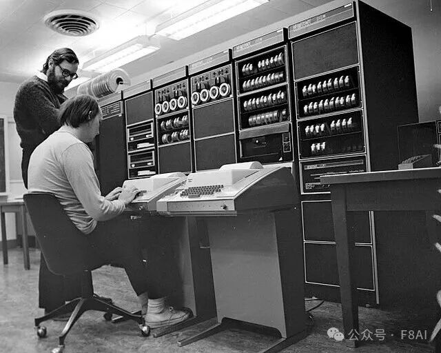Ken Thompson和Dennis Ritchie在PDP-11前工作的历史照片