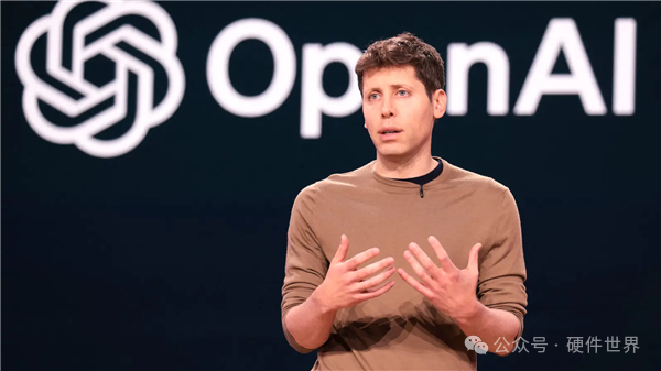 男性演讲者在OpenAI标志旁做解说