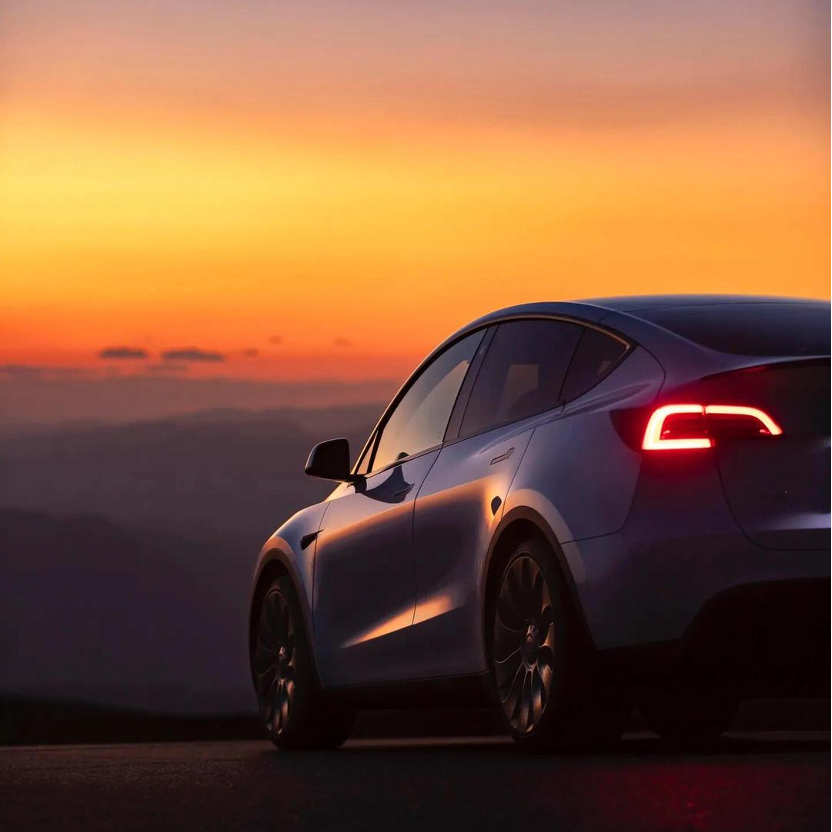 特斯拉Model Y与落日
