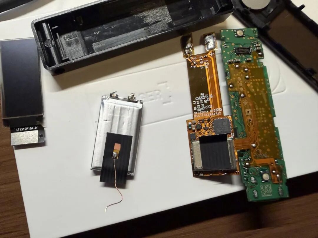 Ledger Nano X 整机拆解视图,含柔性电路板与缩水电池