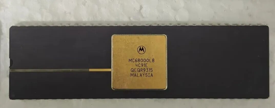 摩托罗拉 MC68000L8 芯片特写
