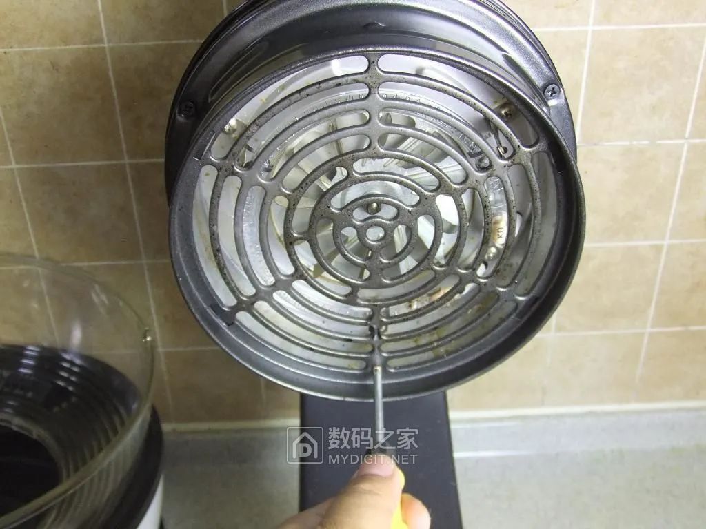 拆卸防护网罩固定螺丝