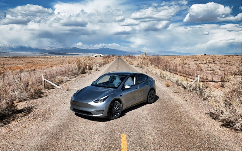 特斯拉Model Y在荒野道路