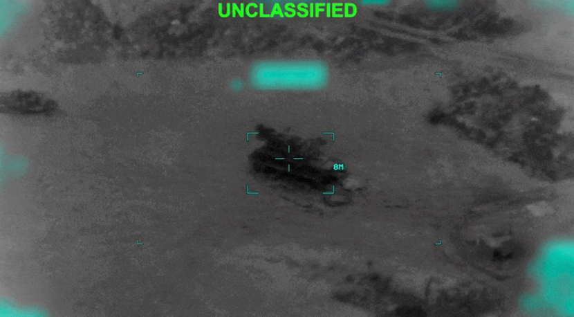 灰度热成像画面,中央有物体被十字准星锁定