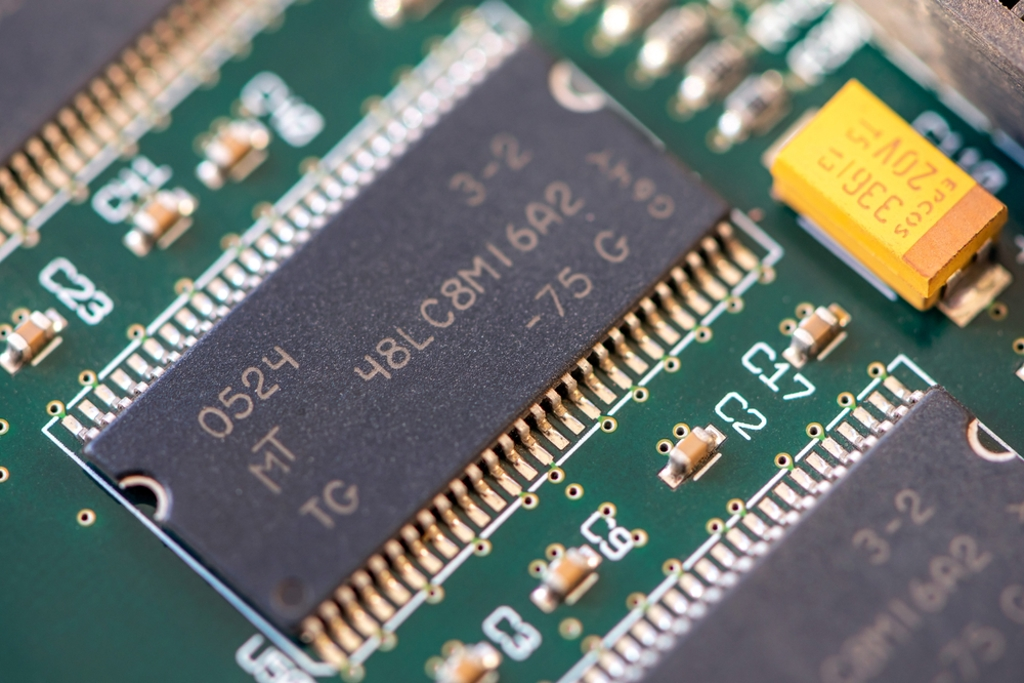 PCB板上的DRAM芯片特写