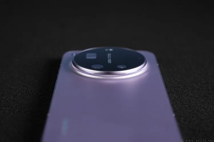 搭载徕卡标识的小米手机背部设计