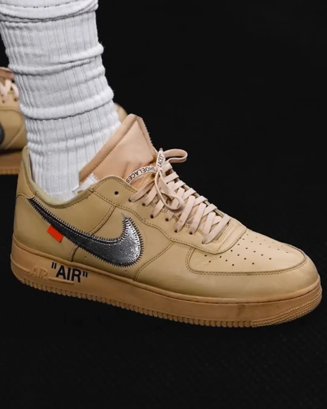 Off-White x Nike Air Force 1联名鞋款的特写照片
