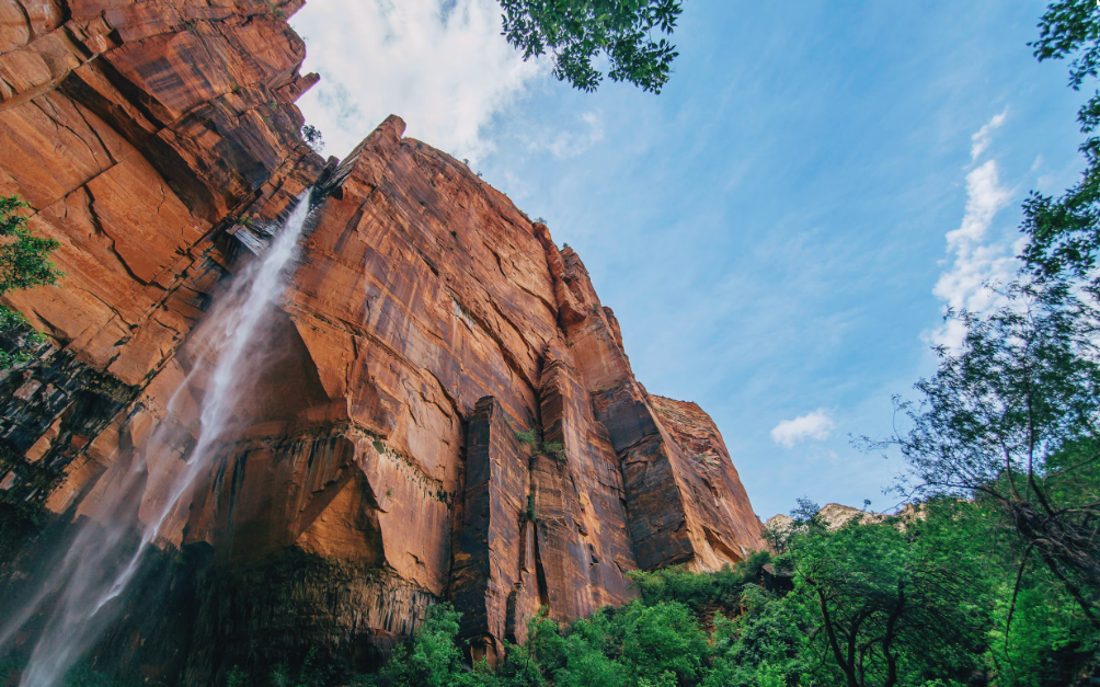 瀑布悬崖与绿树环绕的自然景观