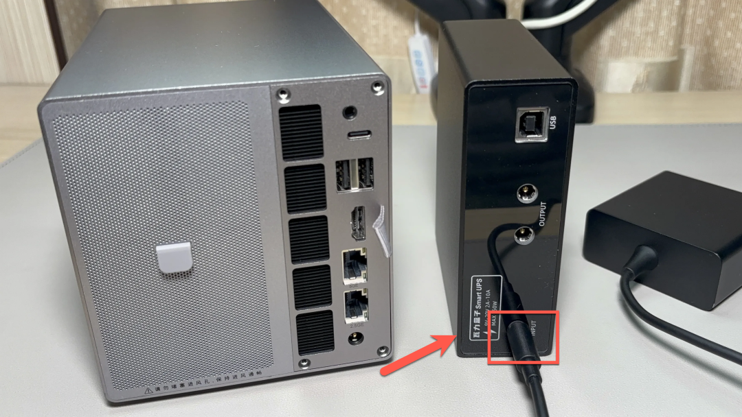 将电源适配器插入UPS的INPUT接口示意图