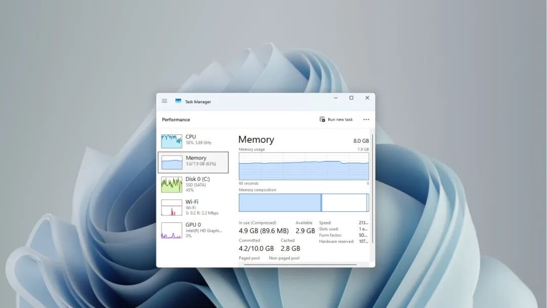 Windows 11蓝色抽象花朵壁纸背景下的任务管理器内存页面,8GB内存已用7.9GB