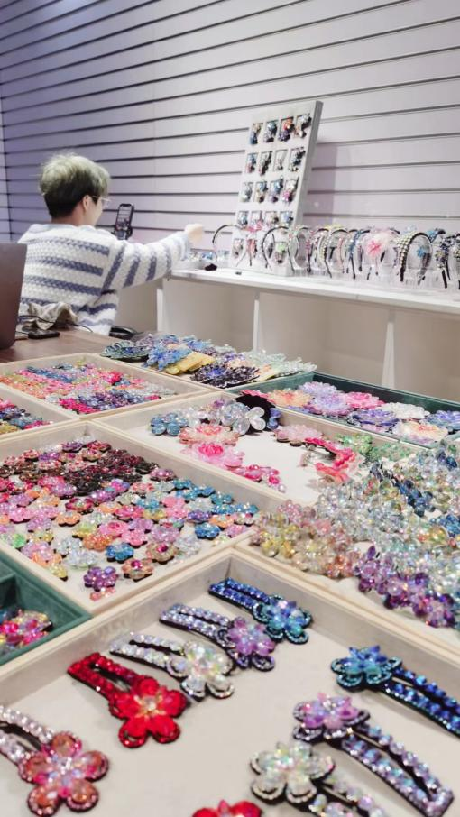 工作人员在饰品店用手机查看商品