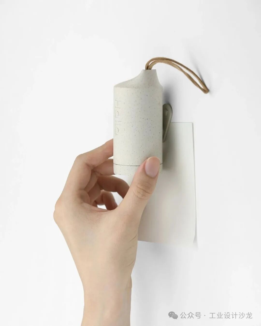 手握米白色颗粒质感圆柱形垃圾袋产品