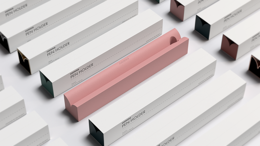 多个comma笔筒包装盒散落