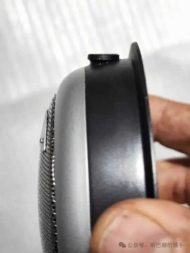 用胶填充插座与外壳间的缝隙