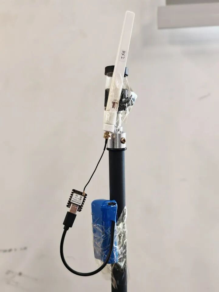 自制设备：带外部天线的ESP32安装在支架上