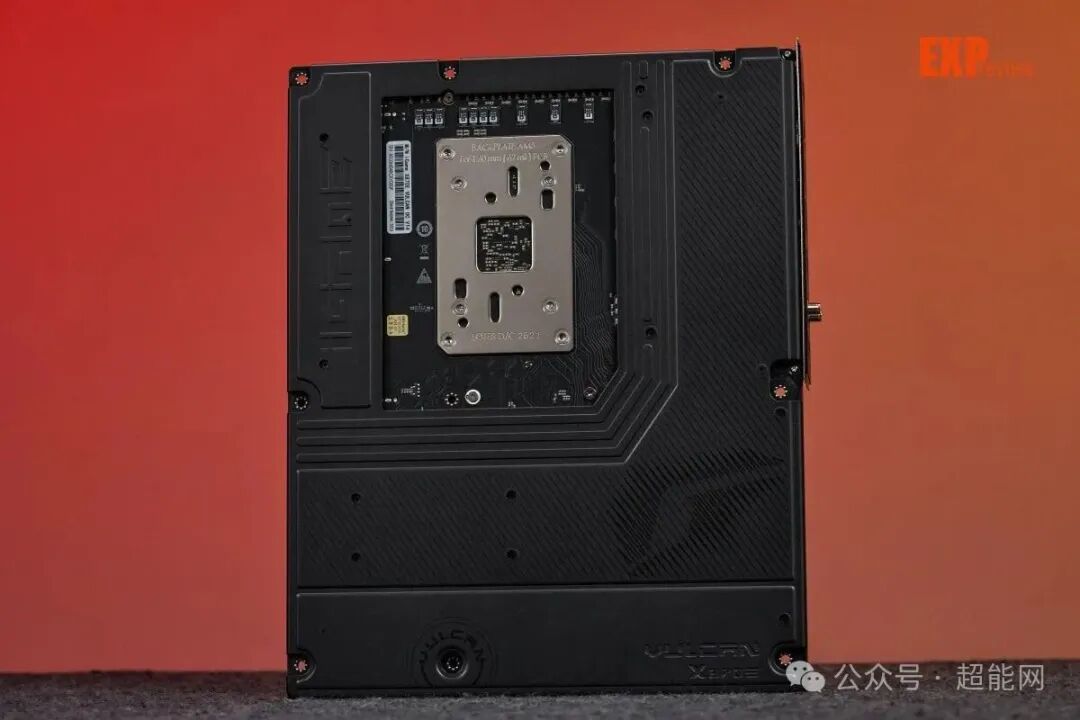 主板背面散热装甲