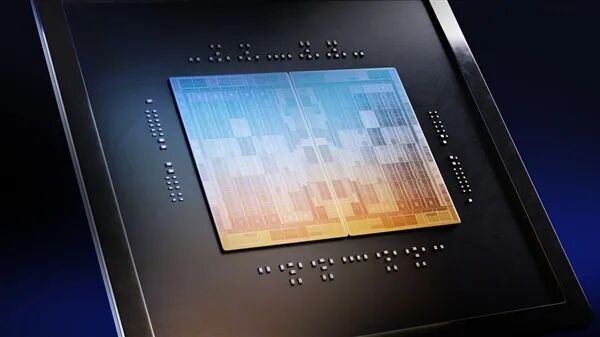 集成电路芯片特写，呈现蓝黄渐变电路图案