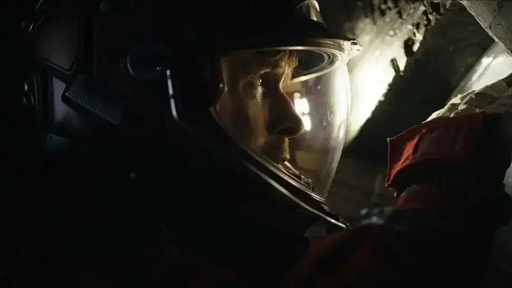 宇航员面罩特写