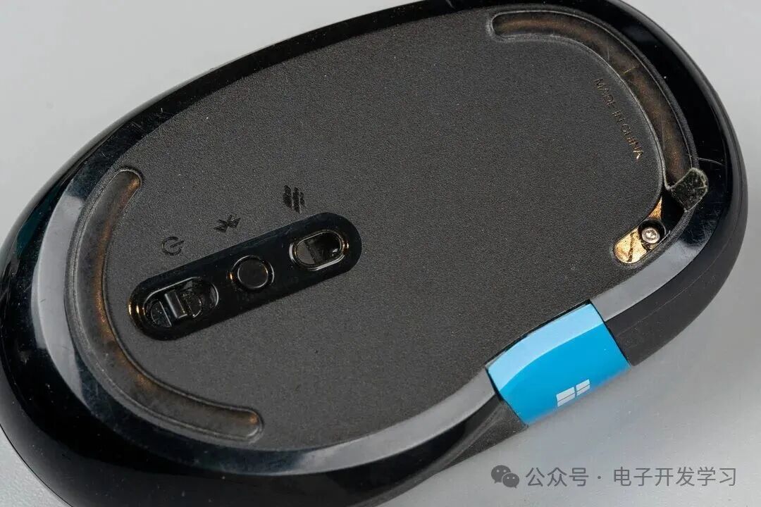 鼠标底部电源开关和蓝牙滑块拆解前
