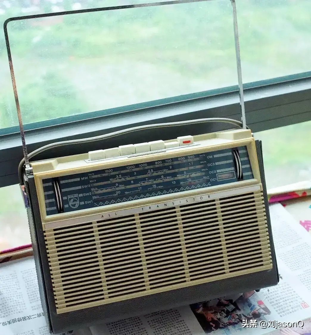 飞利浦PHILIPS复古便携式收音机外观