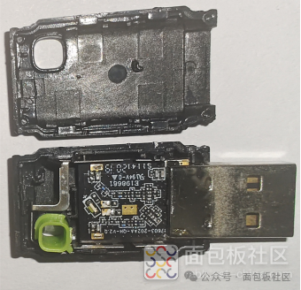 拆解后的塑料外壳与内部PCB