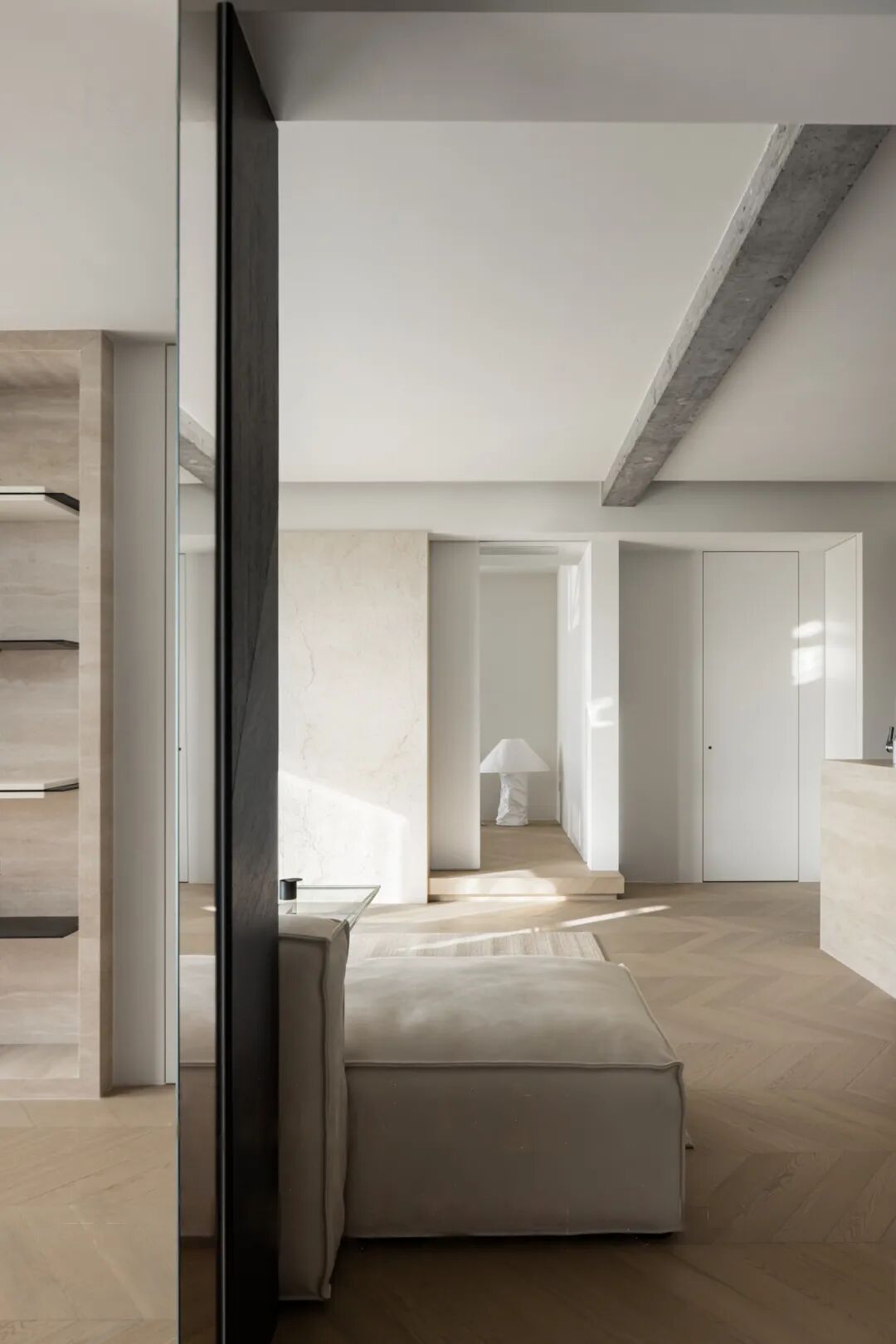 杭州私宅客厅视角，浅色人字拼地板与混凝土横梁