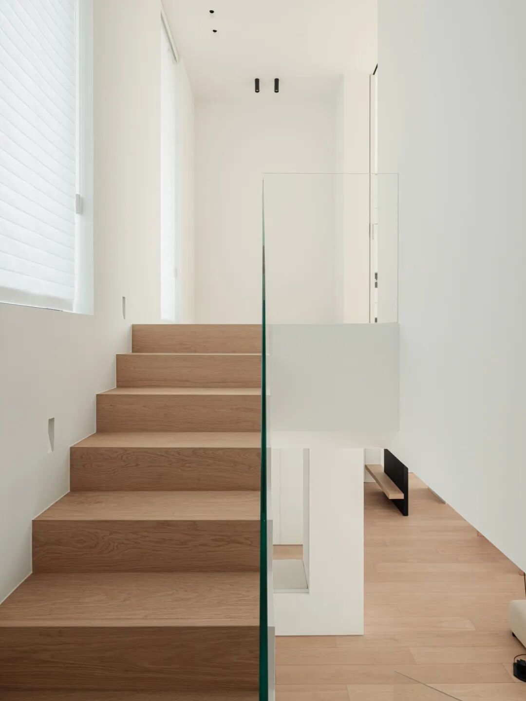 现代极简风格的室内楼梯与玻璃扶手