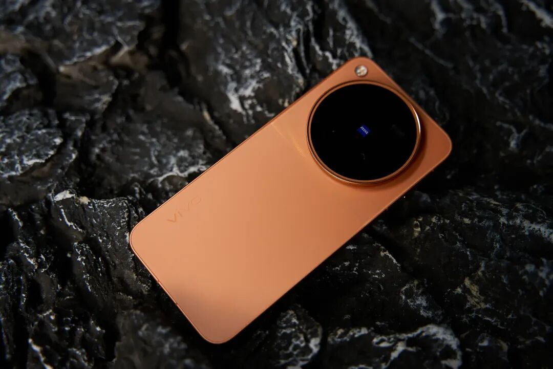 vivo X500 Pro Max 玫瑰金背面蔡司镜头模组