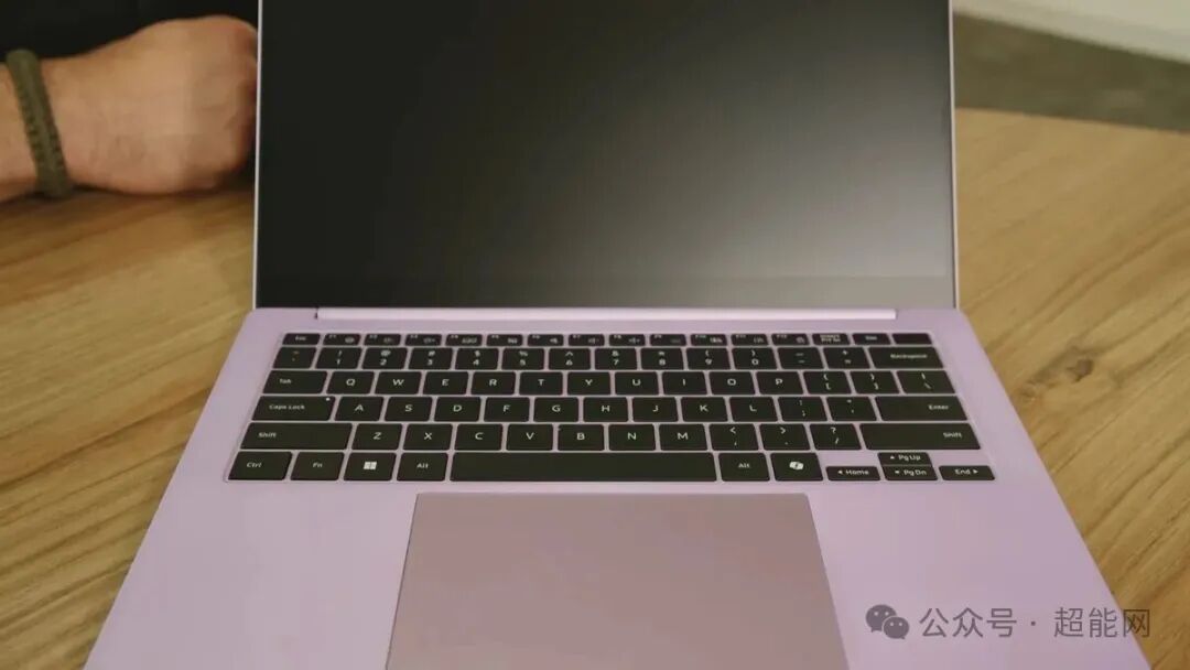 淡紫色笔记本打开后键盘与触控板俯视图
