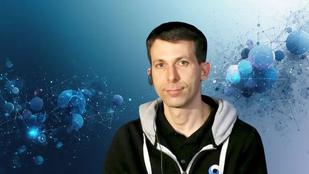 David Silver 佩戴耳机，背景为科技感网络结构