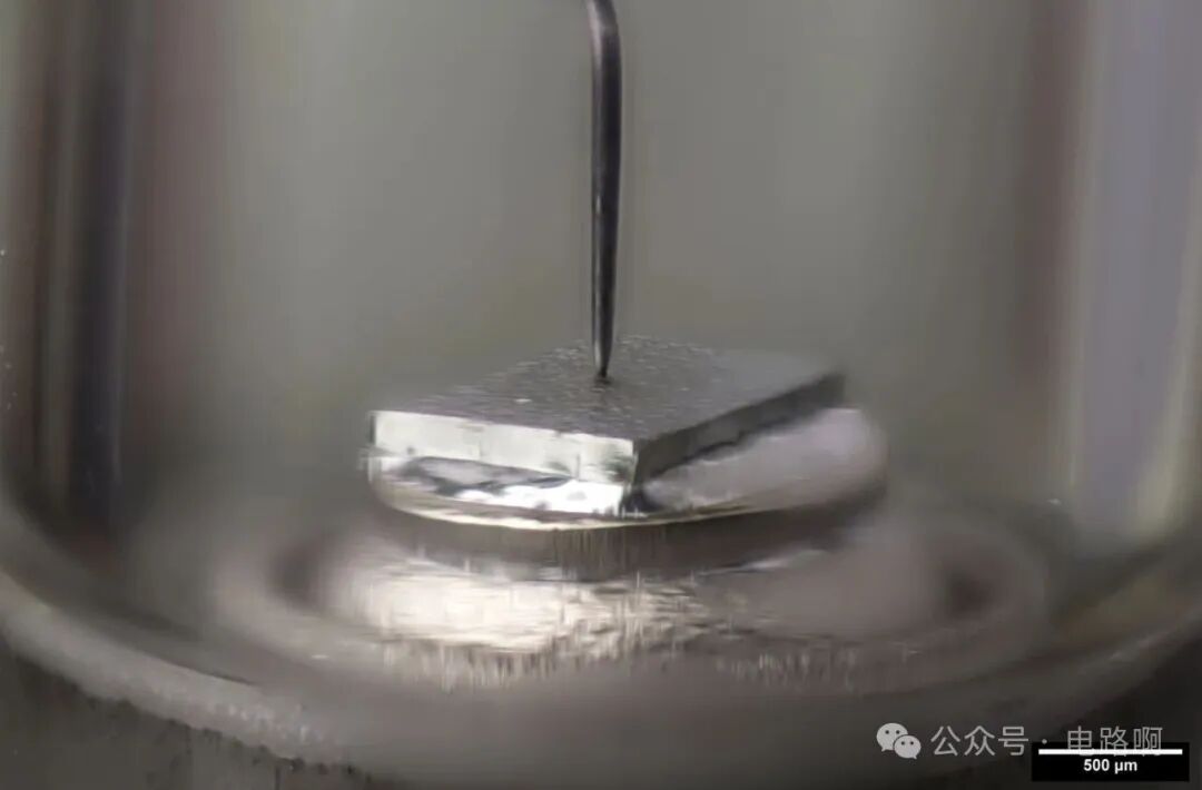 显微镜下的方形锗晶体芯片