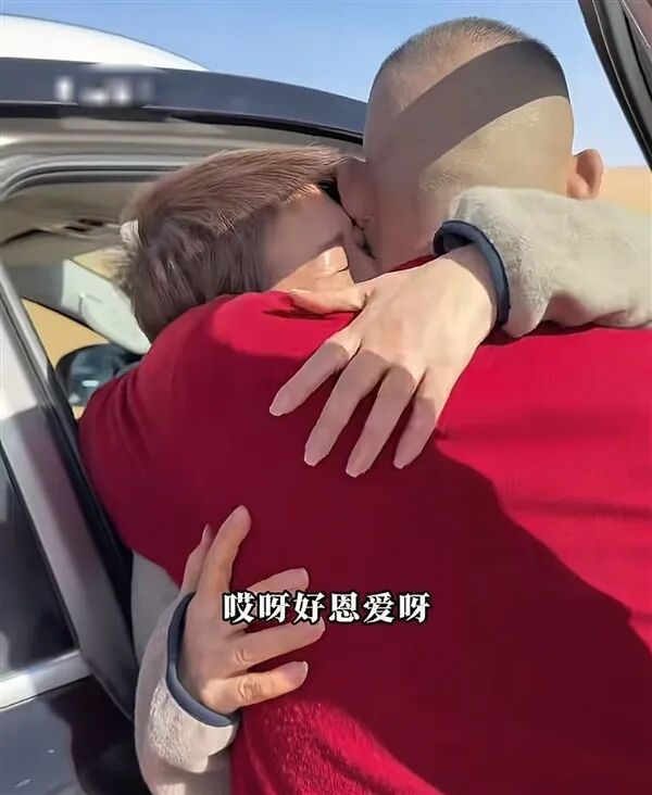 于东来脱险后拥抱安慰妻子