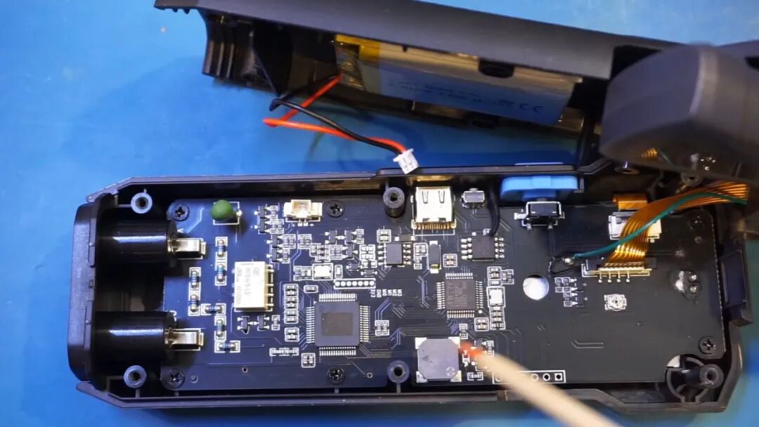 DMC-100 主板全貌:霍尔传感器排线与 PTC 保护元件