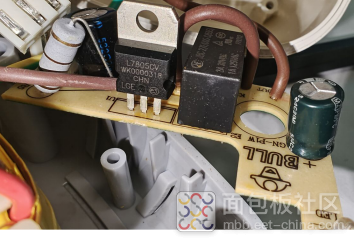 PCB正面三端稳压器与继电器特写