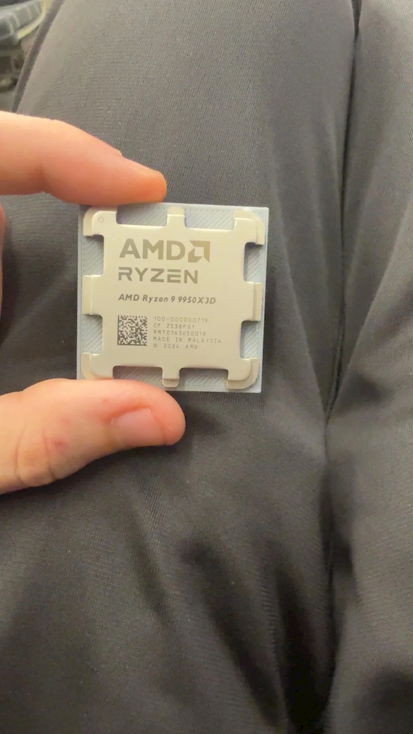 AMD锐龙9 9950X3D处理器本体特写