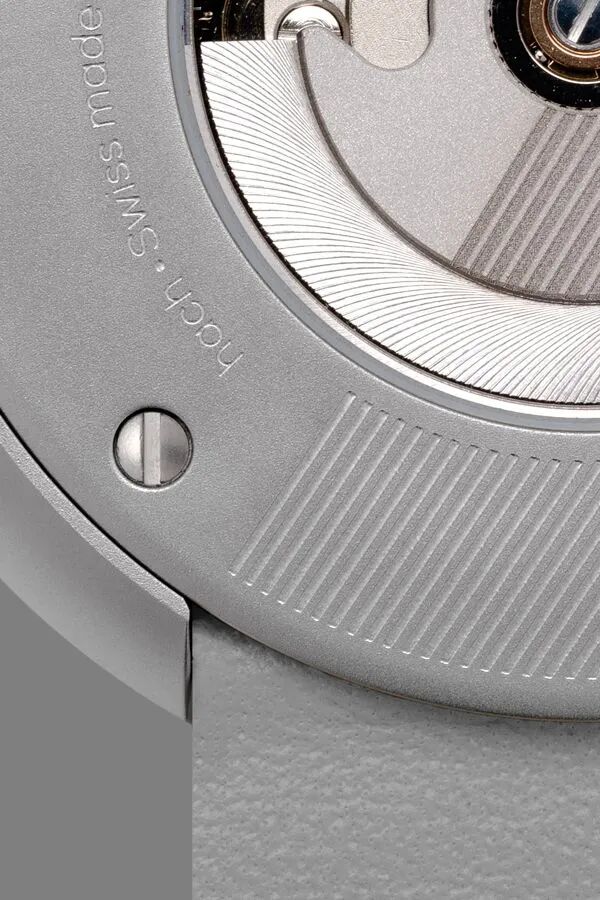 瑞士制造手表机芯部分的精密金属纹理特写