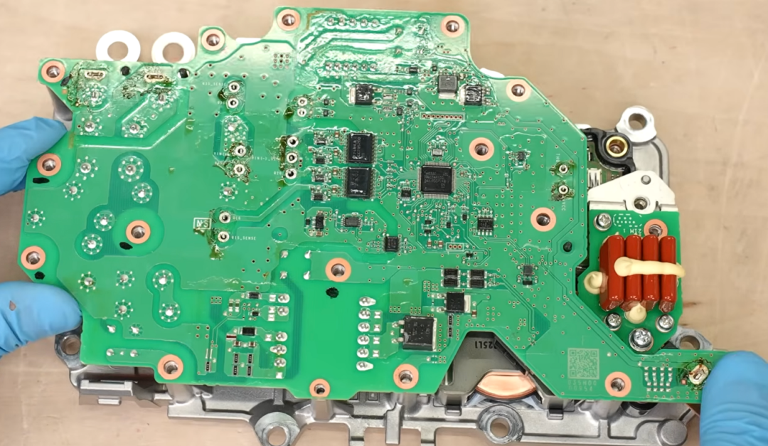 DC/DC电路板特写，可见电感与硅胶填充