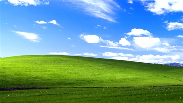 Windows XP 默认壁纸 Bliss 经典蓝天草地画面