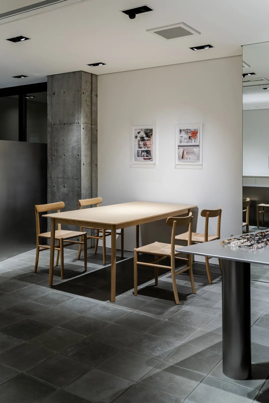 眼镜店内的木质餐桌区