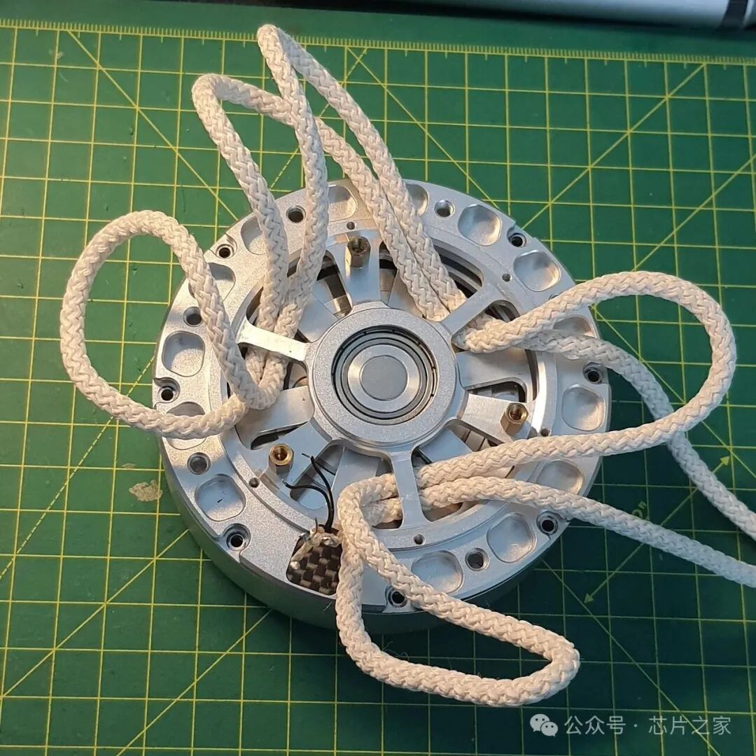 拆卸顶壳后露出的内部结构