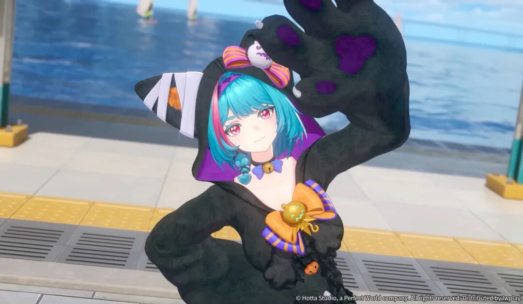 异环角色截图：一位蓝发少女站在户外水边站台，手持紫色心形大爪子道具